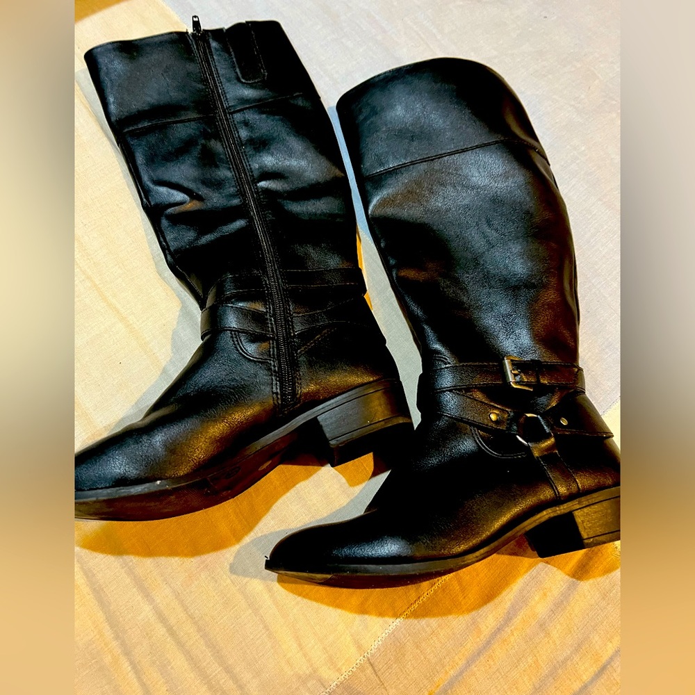 Black woman’s boots, Non-smoking home. Excellent condition.